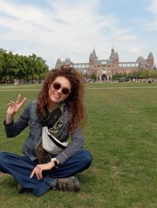 voyageuse posant devant le musée