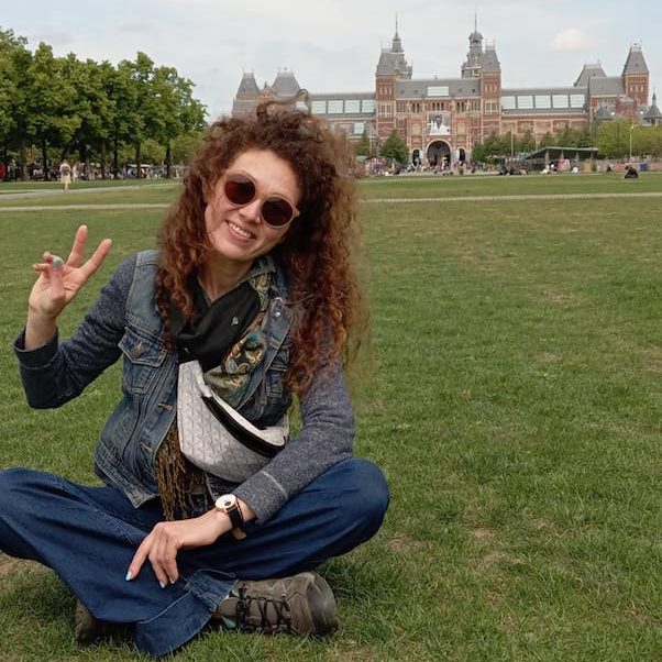 voyageuse posant devant le musée