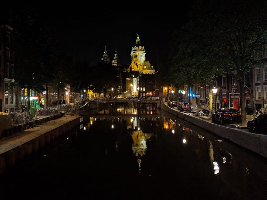 amsterdam by night nuit et canaux dans le quartier rouge d'amsterdam
