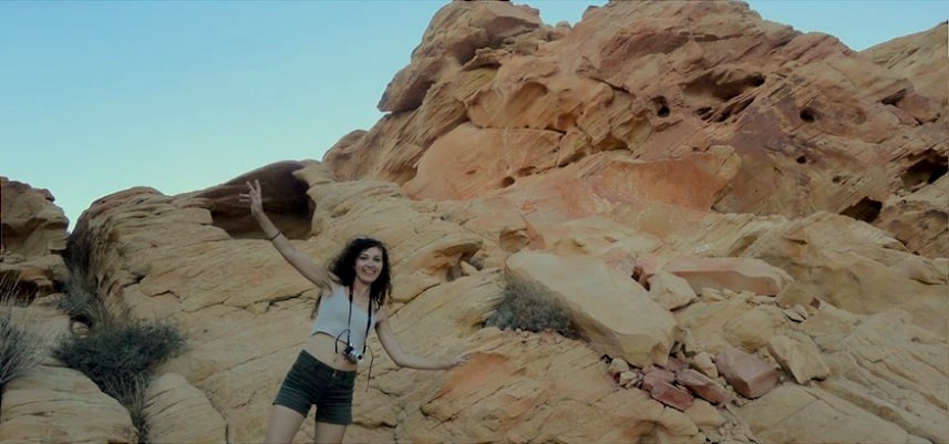 randonneuse dans les montagnes de la vallee du feu
