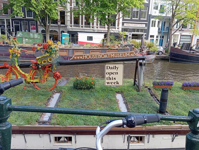 houseboat museum vélo fleuri sur une péniche